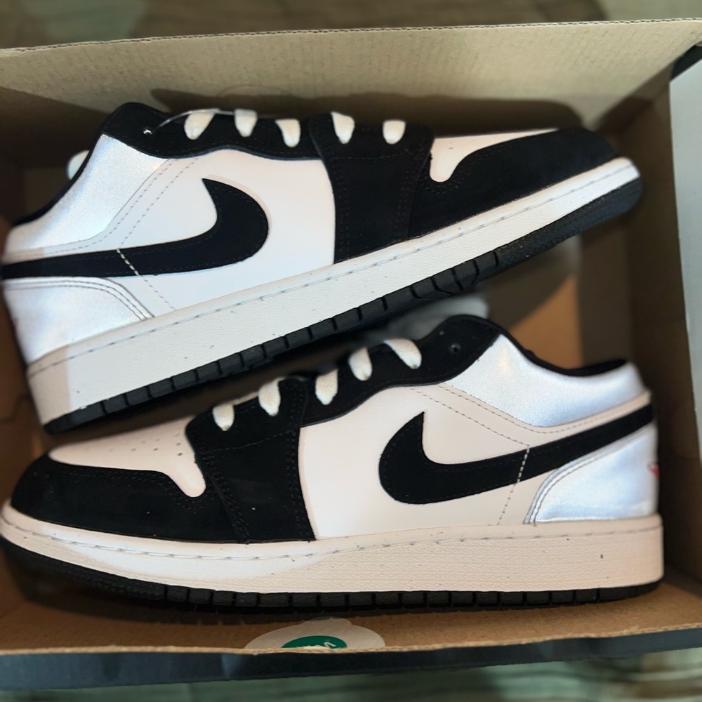 New in Box Jordan Air 1 Low SE White, Red, and Black Boys Grade school Size 7Y